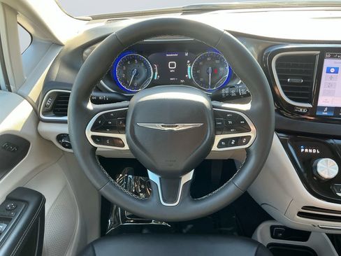 Used 2024 Chrysler Pacifica Touring-L FWD image 13