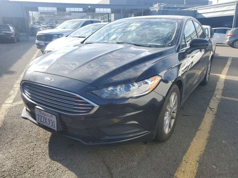 Used 2017 Ford Fusion SE w/ Fusion SE Technology Package image 3