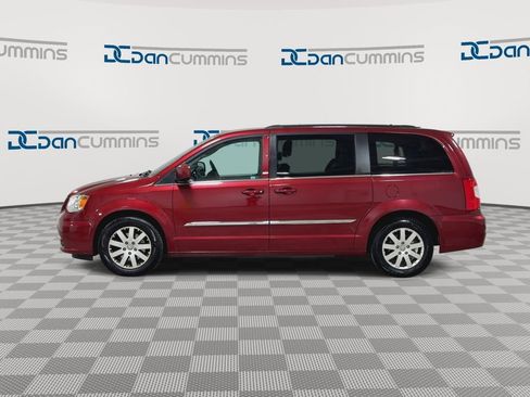 Used 2015 Chrysler Town & Country Touring image 5