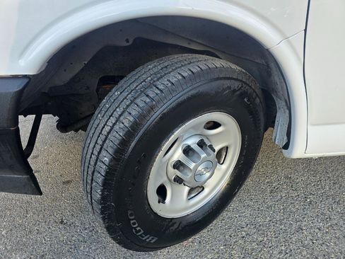 Used 2017 Chevrolet Express 2500 RWD image 22