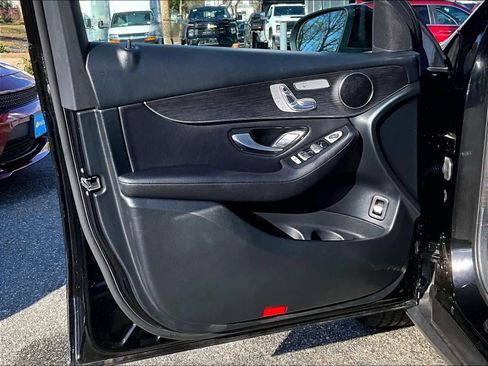 Used 2022 Mercedes-Benz GLC 300 4MATIC w/ Premium Package Lite image 9