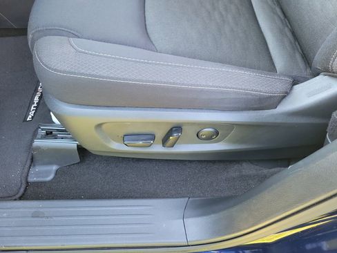 Used 2024 Nissan Pathfinder SV FWD image 16