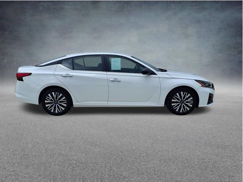 Used 2025 Nissan Altima 2.5 SV FWD image 10