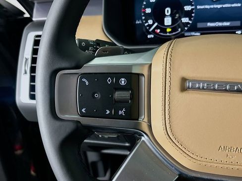 Used 2025 Land Rover Discovery Metropolitan Edition image 22
