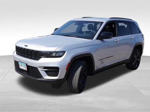 Used 2023 Jeep Grand Cherokee Altitude AWD/4WD image 11