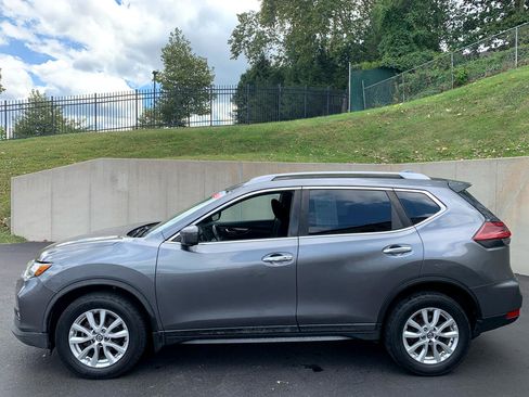 Used 2018 Nissan Rogue SV w/ Sun & Sound Touring Package image 2