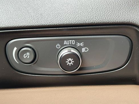Used 2018 Buick Enclave Essence AWD/4WD image 16