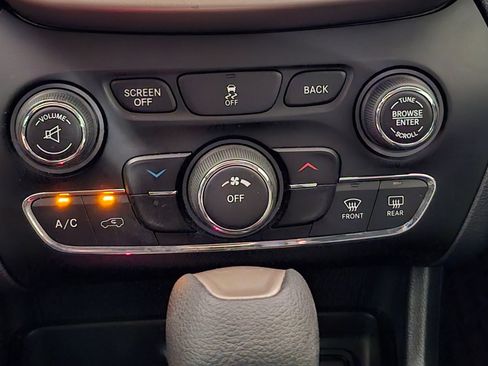 Used 2017 Jeep Cherokee Sport FWD image 12