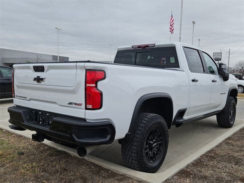 Used 2025 Chevrolet Silverado 2500 ZR2 w/ Technology Package image 2