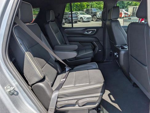 Used 2024 GMC Yukon SLT AWD/4WD image 13