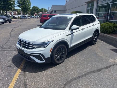 Used 2024 Volkswagen Tiguan SE w/ Panoramic Sunroof Package AWD/4WD image 4