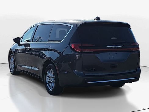 Used 2023 Chrysler Pacifica Touring-L image 7