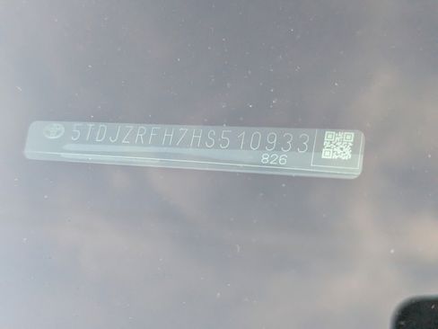 Used 2017 Toyota Highlander XLE image 10