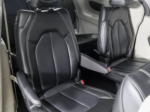 Used 2023 Chrysler Pacifica Touring-L FWD image 41