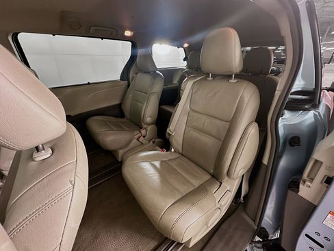 Used 2016 Toyota Sienna XLE image 27