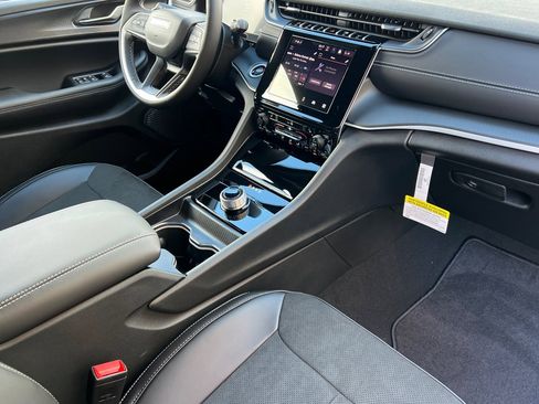 New 2025 Jeep Grand Cherokee Altitude image 16