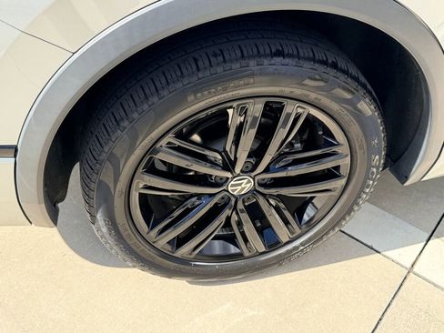 Used 2022 Volkswagen Tiguan SE R-Line image 12