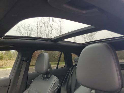 Used 2025 Mercedes-Benz GLC 300 4MATIC image 13