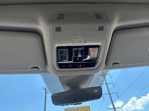 Used 2026 Volkswagen Atlas SE w/ Panoramic Sunroof Package FWD image 22