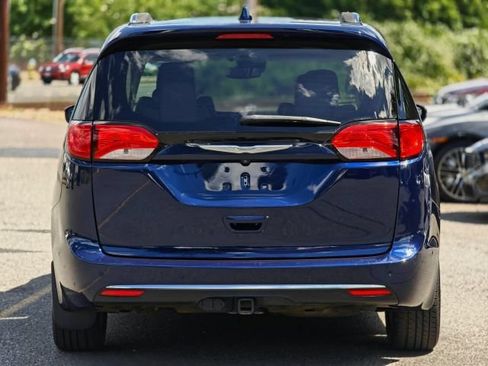 Used 2017 Chrysler Pacifica Limited w/ UConnect Theater Package FWD image 6