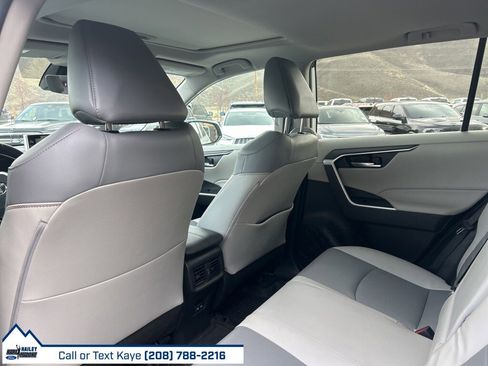 Used 2022 Toyota RAV4 XLE Premium image 14