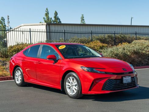 Used 2025 Toyota Camry LE FWD image 3