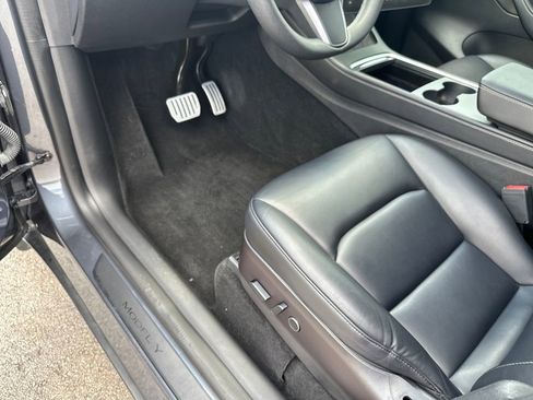 Used 2022 Tesla Model Y Long Range AWD/4WD image 18