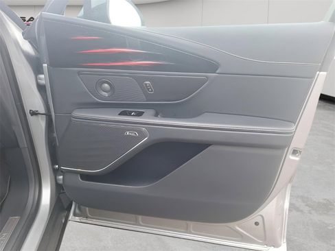 Used 2024 Lincoln Nautilus Reserve w/ Equipment Group 202A image 9