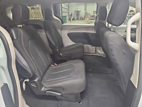 Used 2023 Chrysler Voyager LX image 11