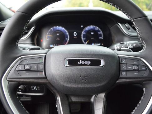 New 2025 Jeep Grand Cherokee Limited w/ Trailer Tow Package AWD/4WD image 16