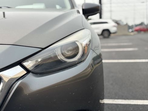 Used 2018 MAZDA MAZDA3 Grand Touring w/ Premium Equipment Package FWD image 9