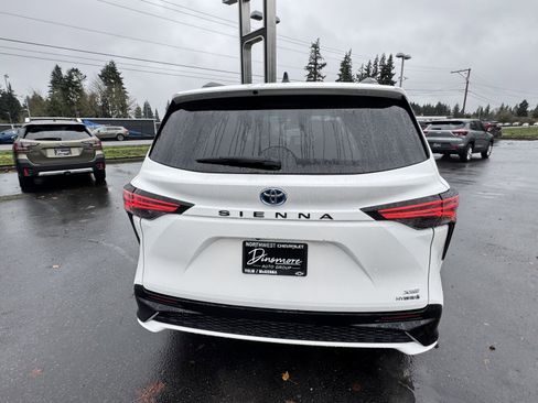 Used 2021 Toyota Sienna XSE image 6