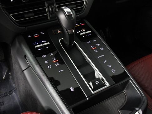 Used 2025 Porsche Macan image 18