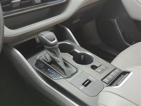 Used 2022 Toyota Highlander XLE FWD image 15