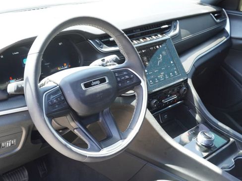 Used 2024 Jeep Grand Cherokee Altitude RWD image 18