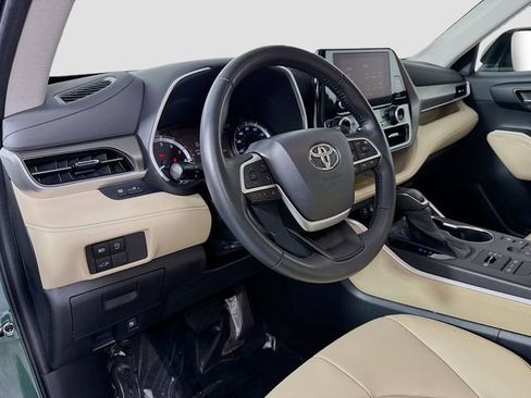 Used 2023 Toyota Highlander XLE AWD/4WD image 19