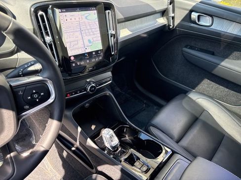 Used 2025 Volvo XC40 B5 Plus image 18
