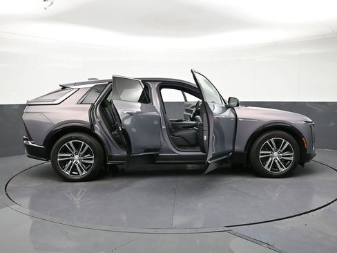 Used 2025 Cadillac Lyriq Luxury AWD/4WD image 33