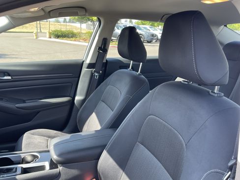 Used 2024 Nissan Altima 2.5 SV FWD image 19