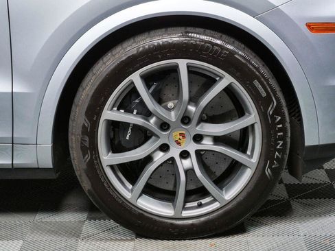 Certified 2024 Porsche Cayenne Turbo AWD/4WD image 39