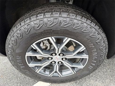 Used 2024 GMC Acadia AT4 w/ Luxury Package image 11