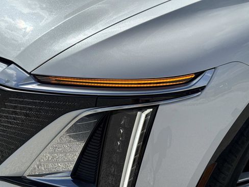 Used 2025 Cadillac Lyriq Luxury w/ LPO, Floor Liner Package AWD/4WD image 9