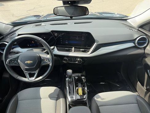 Used 2024 Chevrolet Trax LT w/ Driver Confidence Package FWD image 12