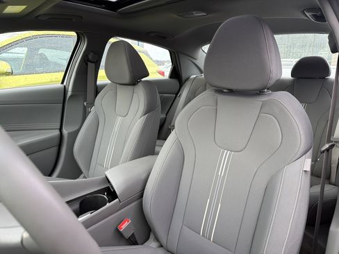 Used 2024 Hyundai Elantra SEL w/ Convenience Package image 9