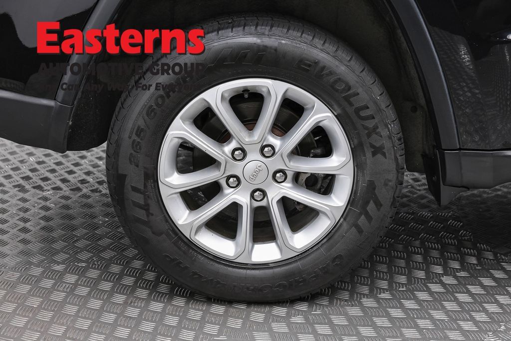 Used 2021 Jeep Grand Cherokee Laredo AWD/4WD image 31