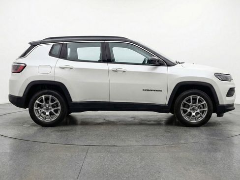 Used 2025 Jeep Compass Limited image 11