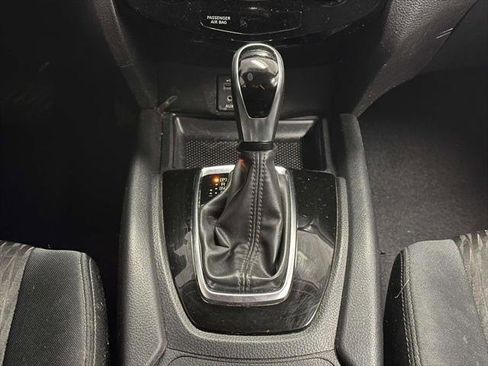 Used 2017 Nissan Rogue SV w/ SV Family Package AWD/4WD image 18