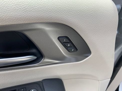 Used 2024 Chrysler Pacifica Touring-L FWD image 16