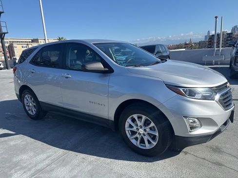 Used 2020 Chevrolet Equinox LS w/ LS Convenience Package FWD image 3