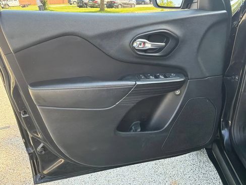 Used 2015 Jeep Cherokee Latitude w/ Cold Weather Group AWD/4WD image 17